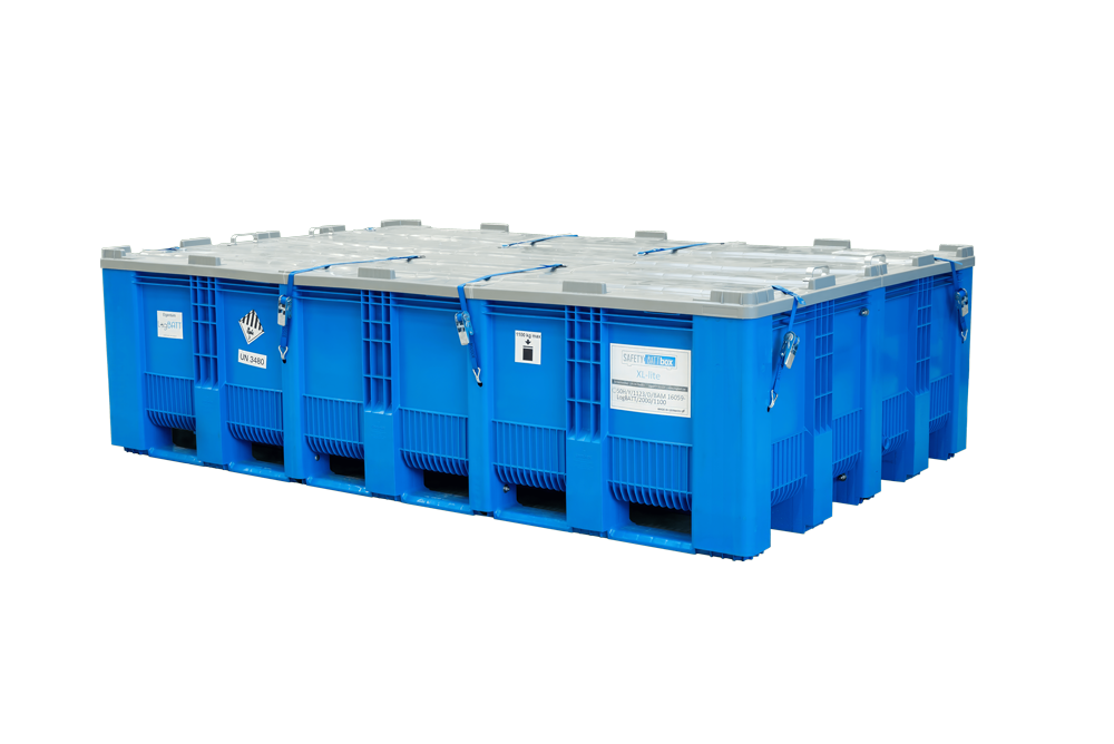 Drie grote blauwe kunststof containers met zilvergrijze deksels en etiketten staan naast elkaar