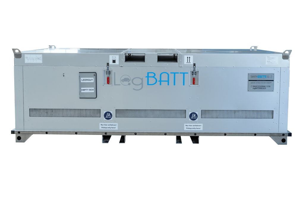 Ein großer silberner LogBATT Behälter mit blauen Akzenten und mehreren Warnschildern