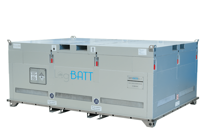 Ein großer grauer Container mit der Aufschrift LogBATT und mehreren Belüftungsschlitzen