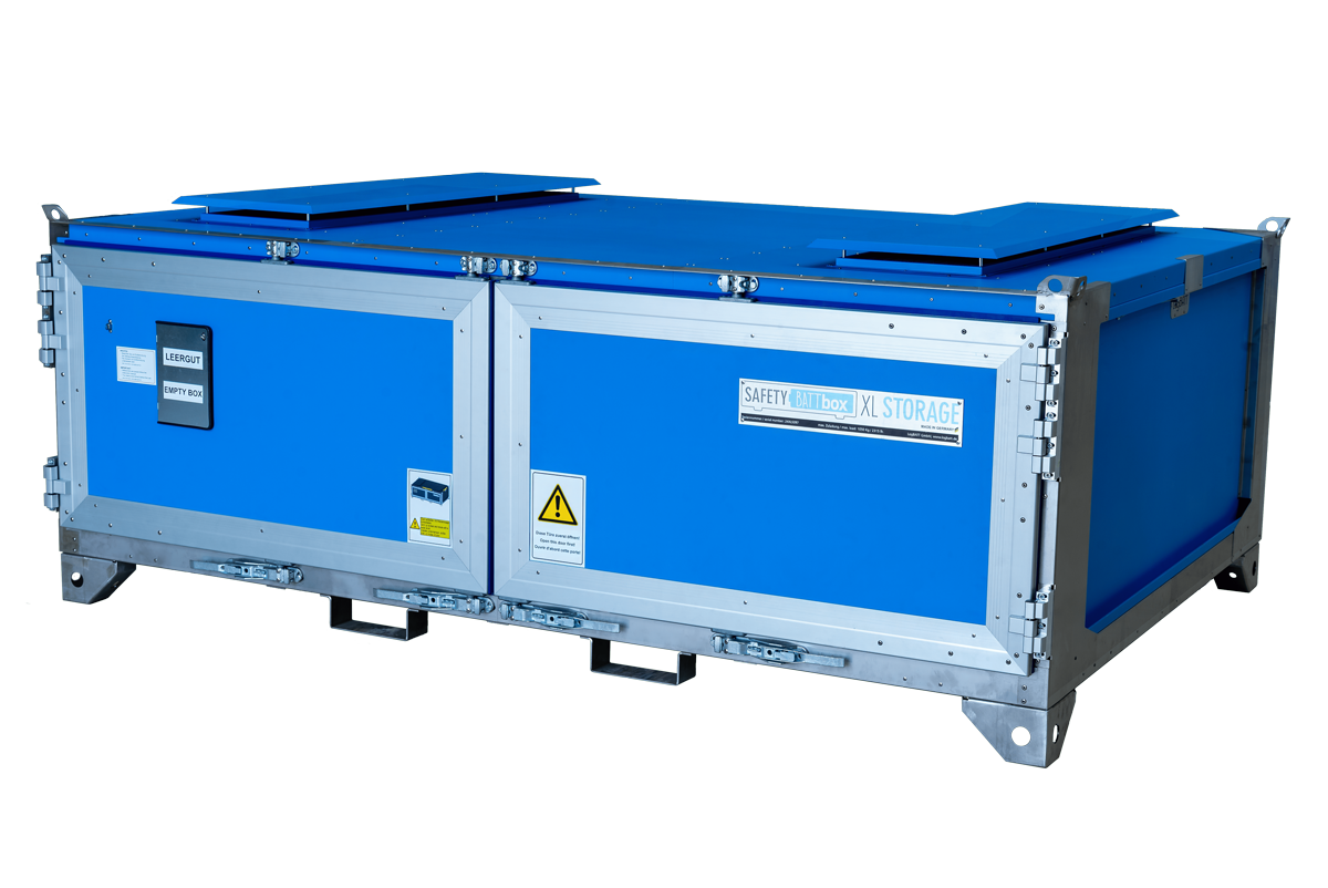 Große blaue Metallbox mit silbernen Rahmen und Warnhinweisen auf der Vorderseite