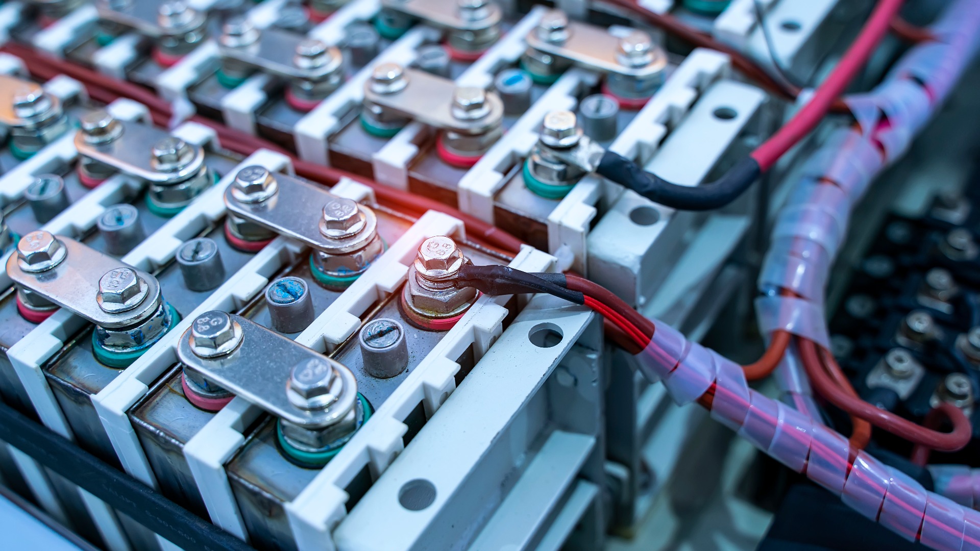 Lithiumaccu en interne bekabeling van een elektrische auto